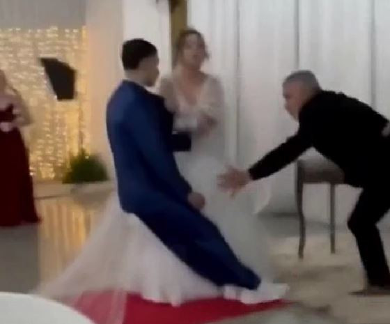 Cô dâu 20 tuổi ngất xỉu khi nhìn thấy mặt chú rể 69 tuổi trong ngày cưới - Ảnh 1.