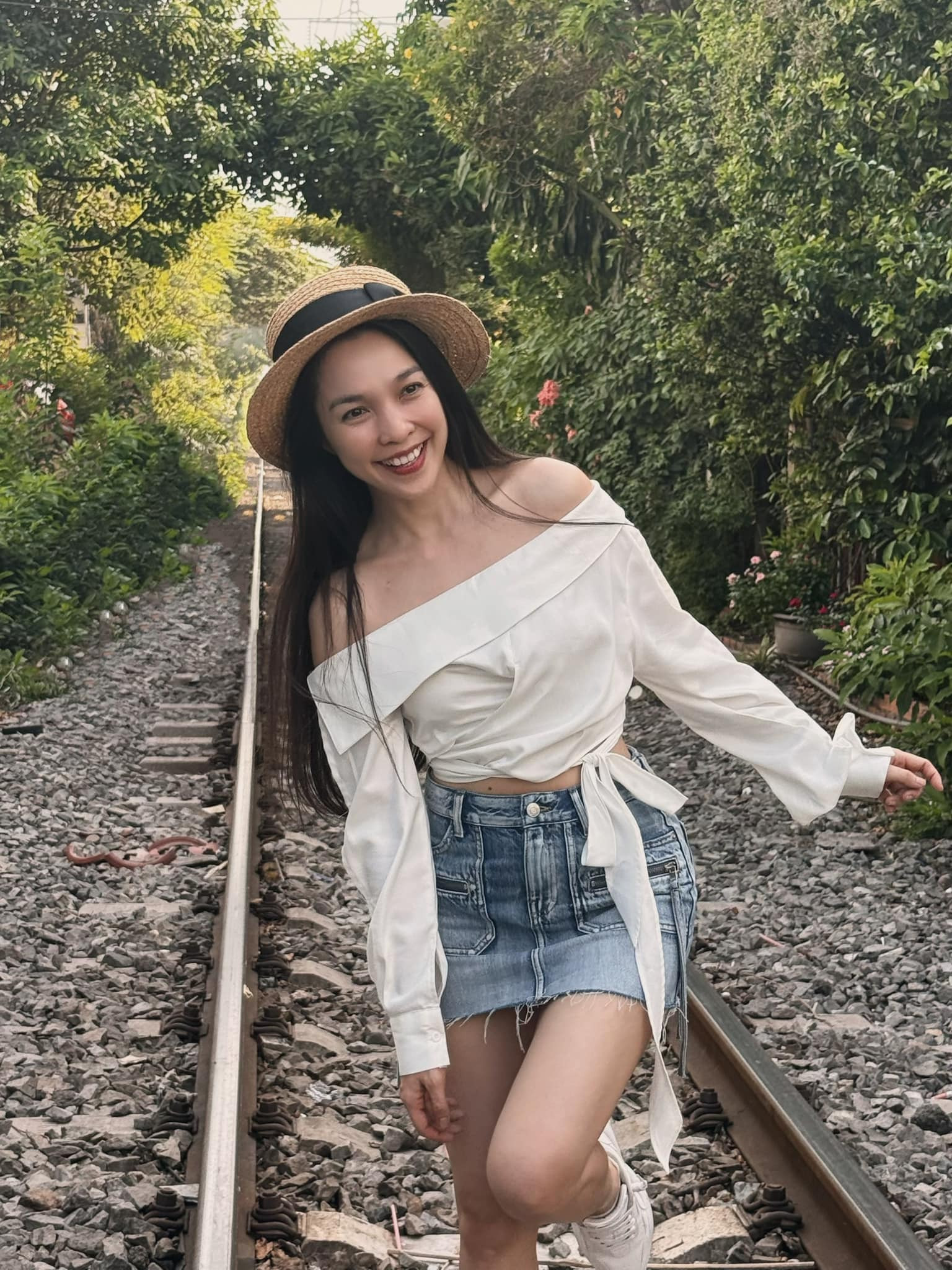 Hiền Thục U50 diện sơ mi cực phong cách và 'hack' tuổi khiến fan 'xin vía'- Ảnh 6.