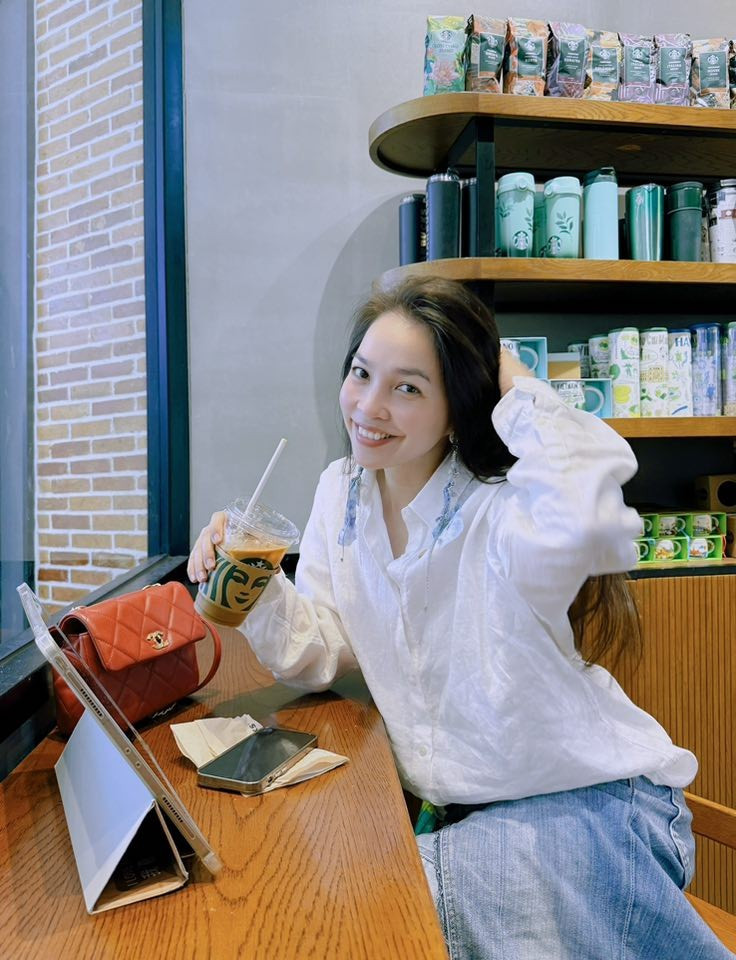 Hiền Thục U50 diện sơ mi cực phong cách và 'hack' tuổi khiến fan 'xin vía'- Ảnh 1.