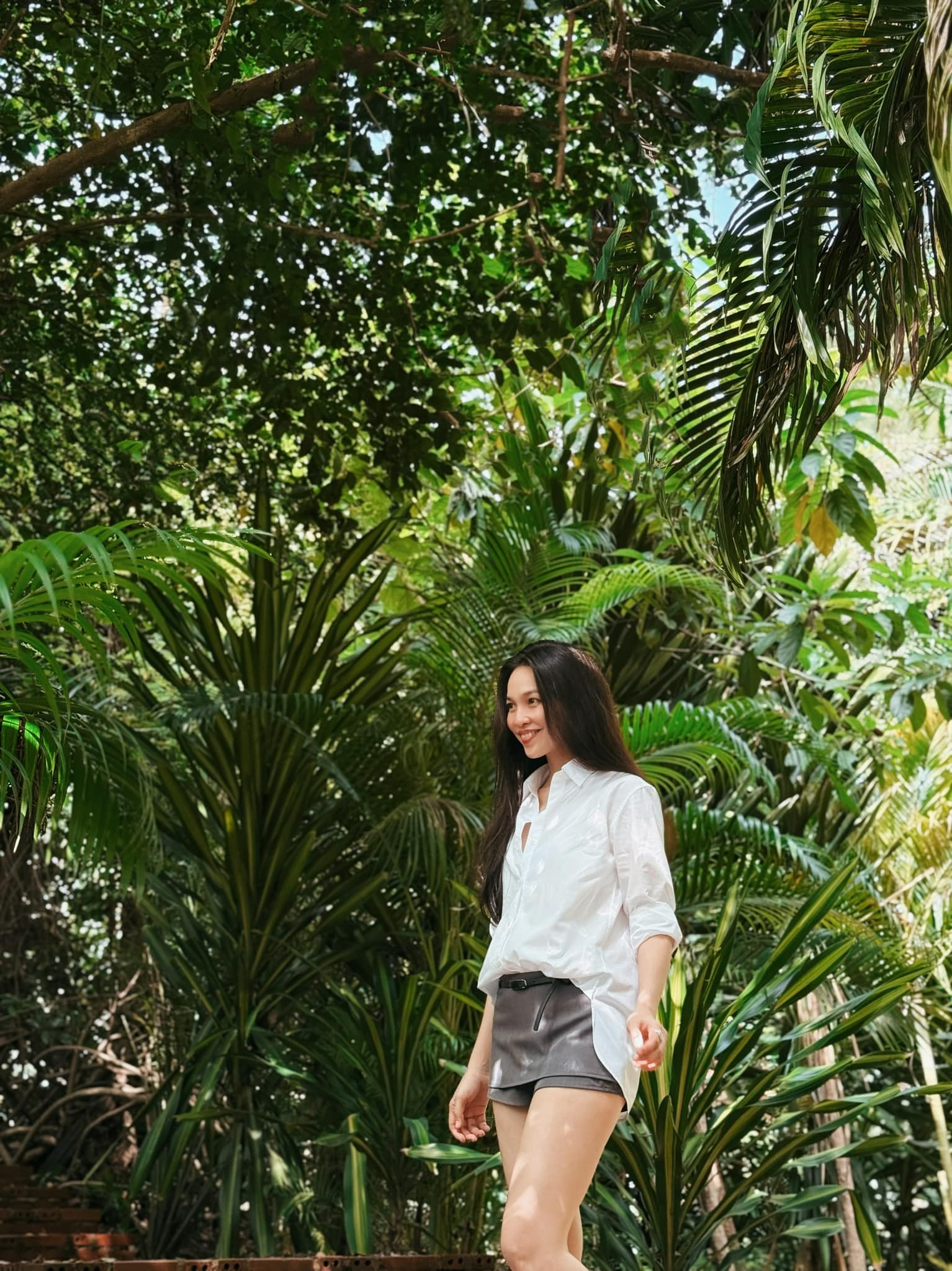 Hiền Thục U50 diện sơ mi cực phong cách và 'hack' tuổi khiến fan 'xin vía'- Ảnh 4.