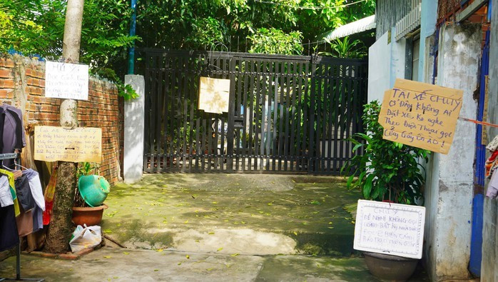 Nhiều chủ nhà ở trong hẻm dán cảnh báo đến tài xế, shipper
