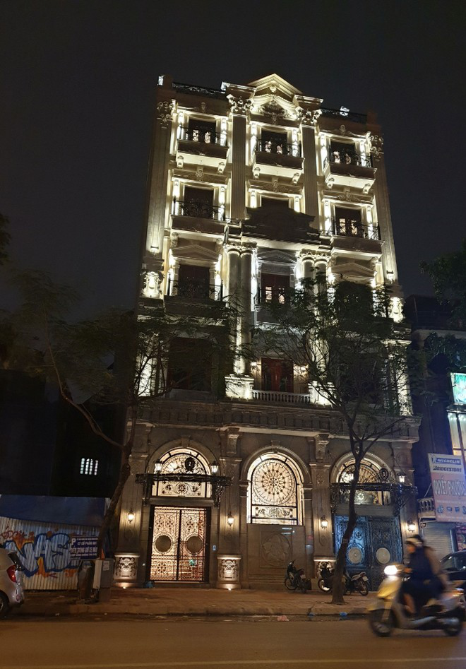 Anh chồng Đỗ Mỹ Linh khoe ảnh chăm con trượt tay để lộ ảnh hiếm trong biệt phủ triệu đô