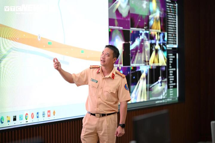 Đại tá Phạm Quang Huy cho biết, từ dữ liệu được truyền về sẽ thông qua hệ thống phần mềm ứng dụng trí tuệ nhân tạo (AI) để tự động nhận diện hành vi.