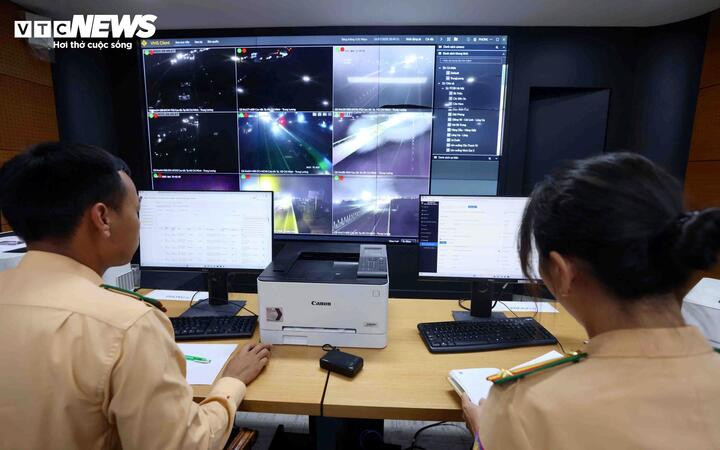 Cán bộ, chiến sĩ Trung tâm thông tin chỉ huy chia làm việc các ca, đảm bảo hoạt động 24/7.