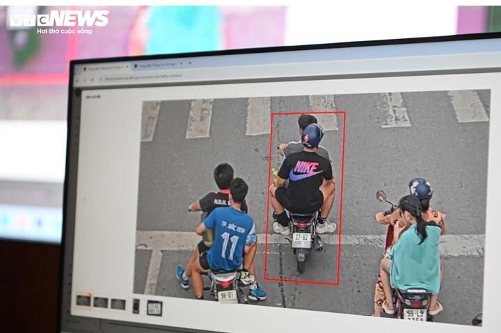 Camera AI phát hiện xe máy vượt đèn đỏ và người điều khiển không đội mũ bảo hiểm.