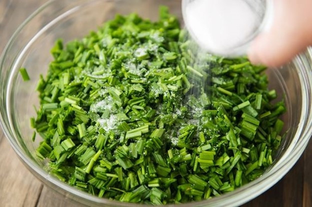 Loại rau gia vị rẻ bèo ở chợ Việt, tăng cường miễn dịch, tốt cho xương khớp, có nhiều cách chế biến món ngon- Ảnh 1.
