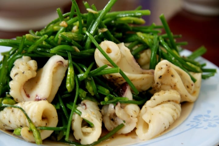 Loại rau gia vị rẻ bèo ở chợ Việt, tăng cường miễn dịch, tốt cho xương khớp, có nhiều cách chế biến món ngon- Ảnh 3.