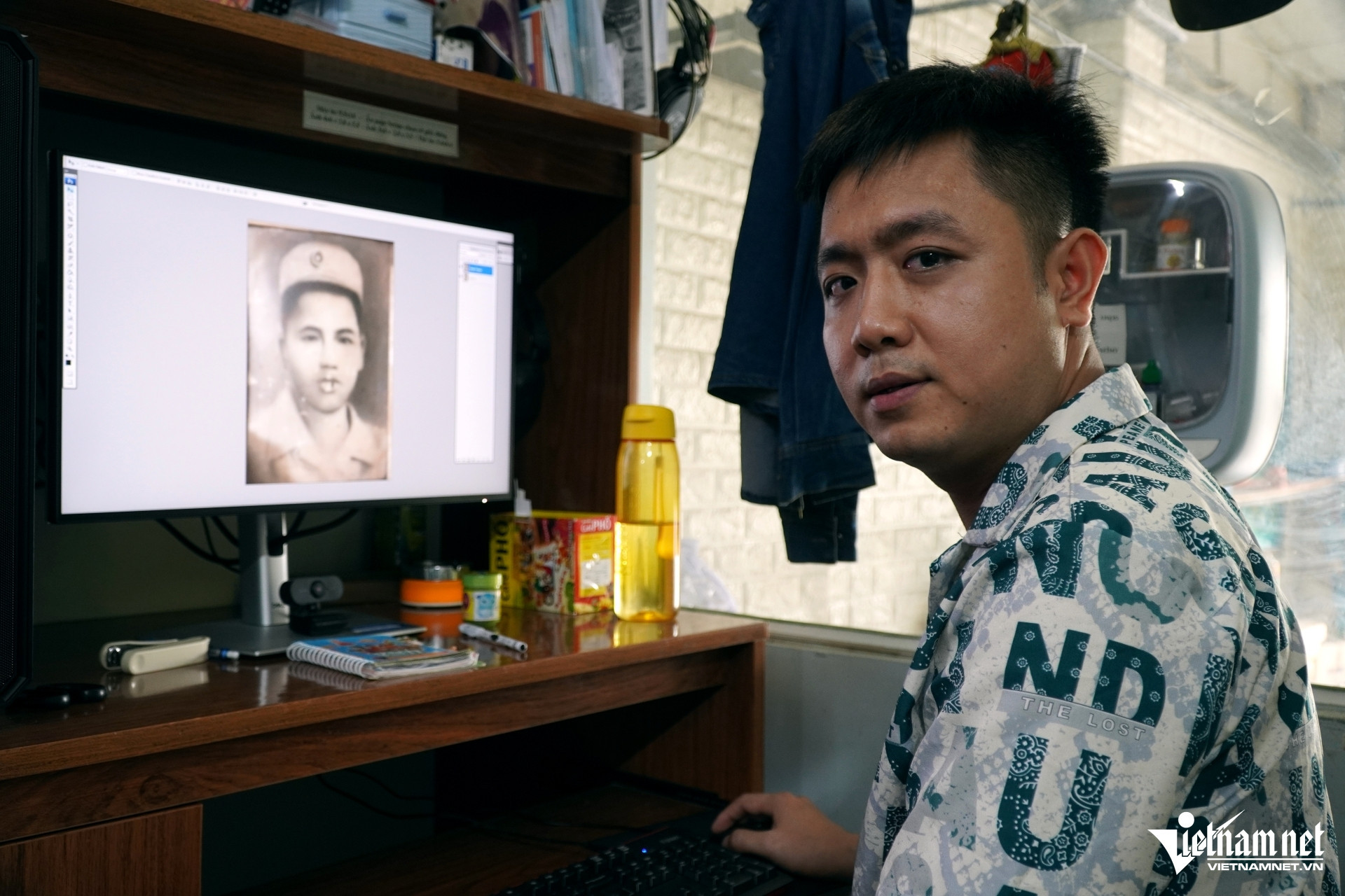 W-a1Người đàn ông ở phục dựng gần 500 bức ảnh liệt.JPG.jpg