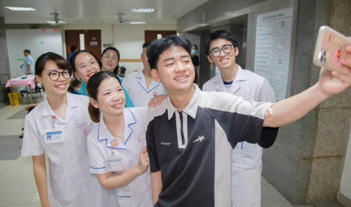 Trương Huy Bách được các y, bác sĩ khoa Hồi sức cấp cứu yêu mến vì sự chăm chỉ, ham học và nghị lực phi thường. (Ảnh: Trần Chiến)