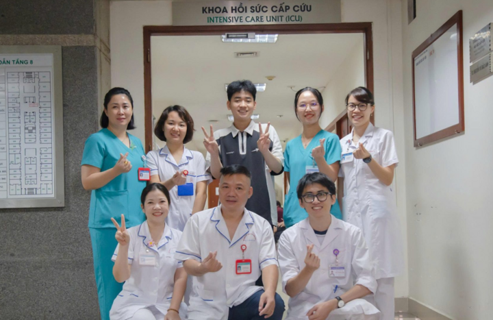 Trương Huy Bách cùng các bác sĩ Viện Huyết học - Truyền máu Trung ương. (Ảnh: Trần Chiến)