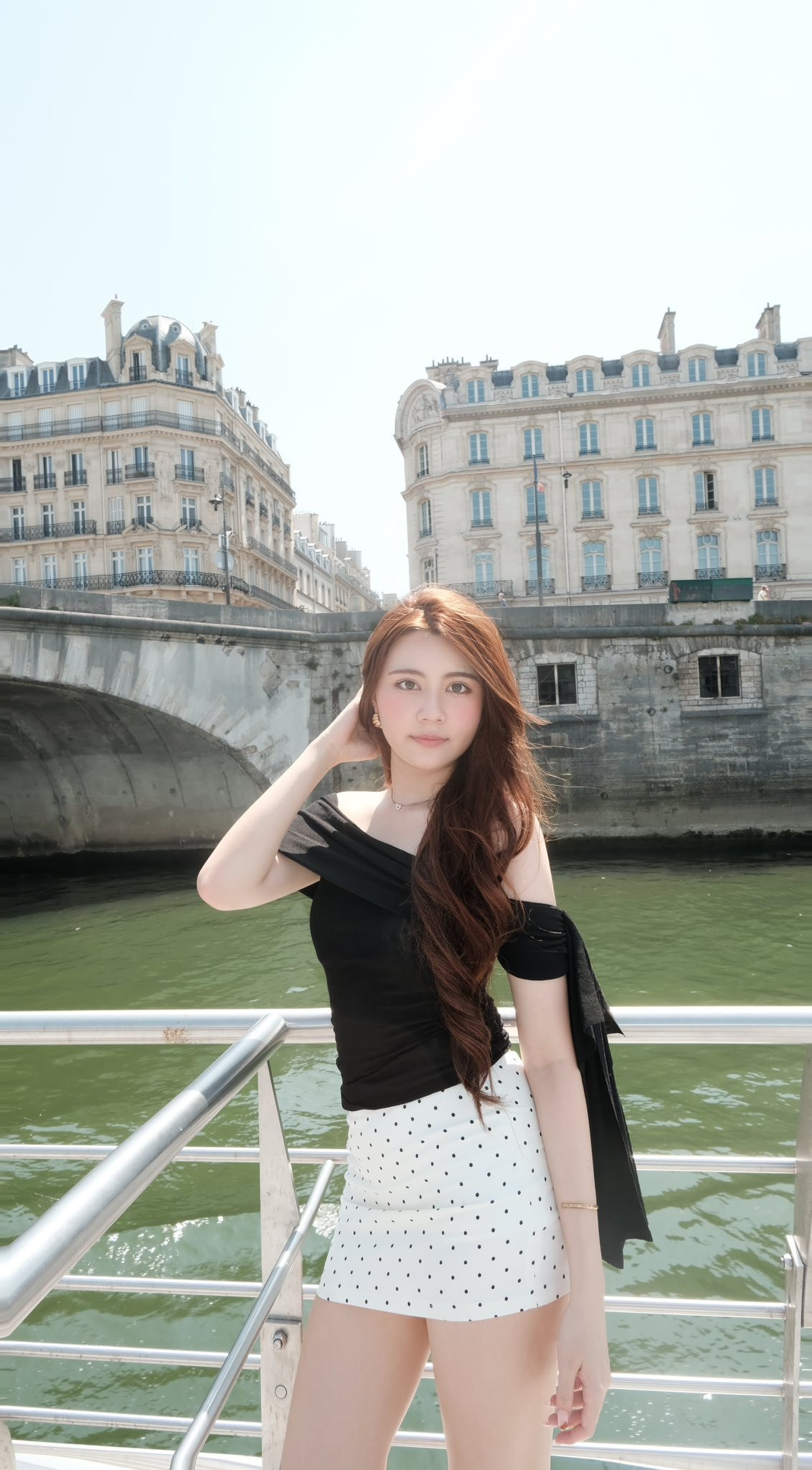 Con gái MC Quyền Linh bị chụp lén bằng cam thường nhan sắc thật lộ rõ gây bàn tán