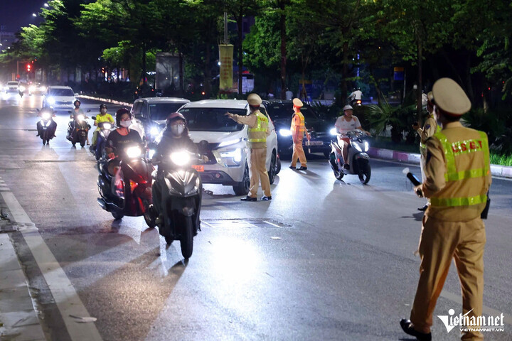 Sau khoảng 30 phút, cảnh sát đã phát hiện 10 trường hợp tài xế điều khiển xe máy vi phạm nồng độ cồn từ mức dưới 0,25 mg/L khí thở đến vượt 0,4 mg/L khí thở.