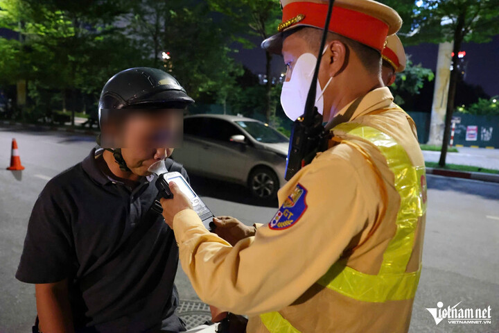 Đáng chú ý, tài xế V.Đ.K. (SN 1988, trú tại Thanh Hóa) điều khiển xe máy mang biển số 29E1 - 556.XX, vi phạm nồng độ cồn ở mức 0,425 mg/L khí thở. Đây là mức vi phạm vượt