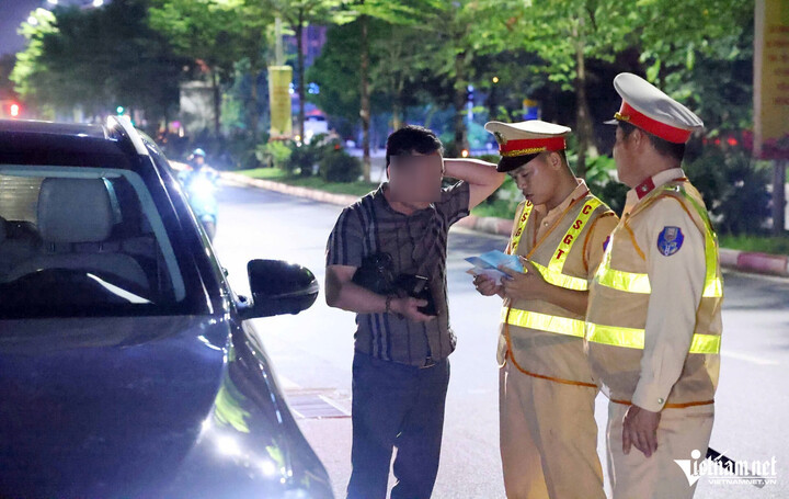 Trong ca công tác cũng ghi nhận một tài xế ô tô vi phạm nồng độ cồn. Tài xế là anh N.H.N. (SN 1977), điều khiển ô tô biển số 30L - 340.XX. Tài xế này vi phạm nồng độ cồn ở mức 0,111 mg/L khí thở.