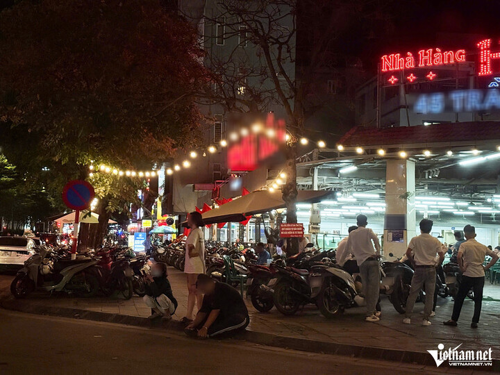 Qua khảo sát, CSGT phát hiện tại một cửa hàng trên phố Trần Thái Tông (phường Cầu Giấy, Hà Nội) có rất nhiều ô tô, xe máy đang được trông giữ ở ngoài nên đã lập 2 điểm kiểm soát vi phạm nồng độ cồn tại 2 đầu tuyến phố này. Đồng thời, Tổ CSGT cũng bố trí một cán bộ hóa trang để