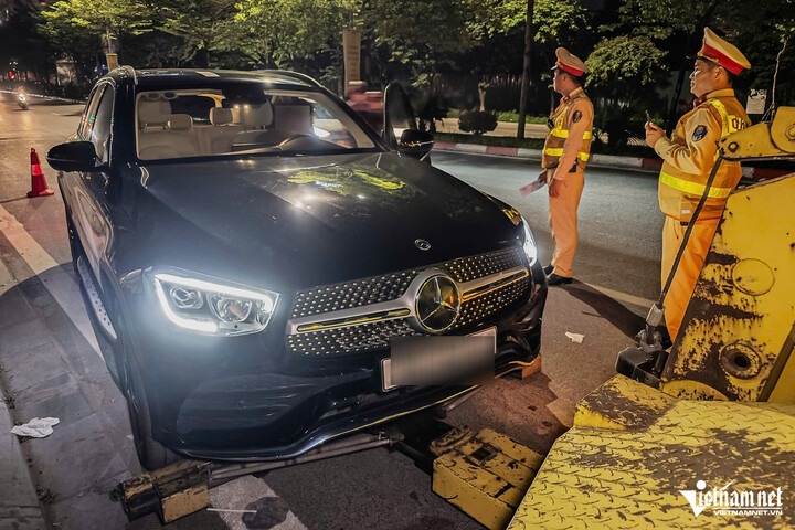 Tổ CSGT đã lập biên bản với tài xế N. lỗi: Điều khiển ô tô mà trong hơi thở có nồng độ cồn chưa vượt quá 0,25 mg/L khí thở. Với lỗi này, tài xế N. bị phạt 7 triệu đồng và trừ 4 điểm giấy phép lái xe. Cảnh sát cũng tạm giữ phương tiện của anh N. đến 7 ngày làm việc.