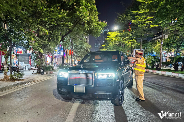 20h tối 17/7, Tổ công tác của Đội CSGT đường bộ số 6 (Phòng CSGT Công an Hà Nội) triển khai kiểm soát vi phạm nồng độ cồn với người điều khiển ô tô, xe máy và xe đạp.