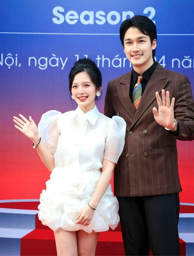 Đình Tú tiếp tục phản pháo khi bà xã bị chê ngoại hình Hồng Diễm cũng bị réo tên