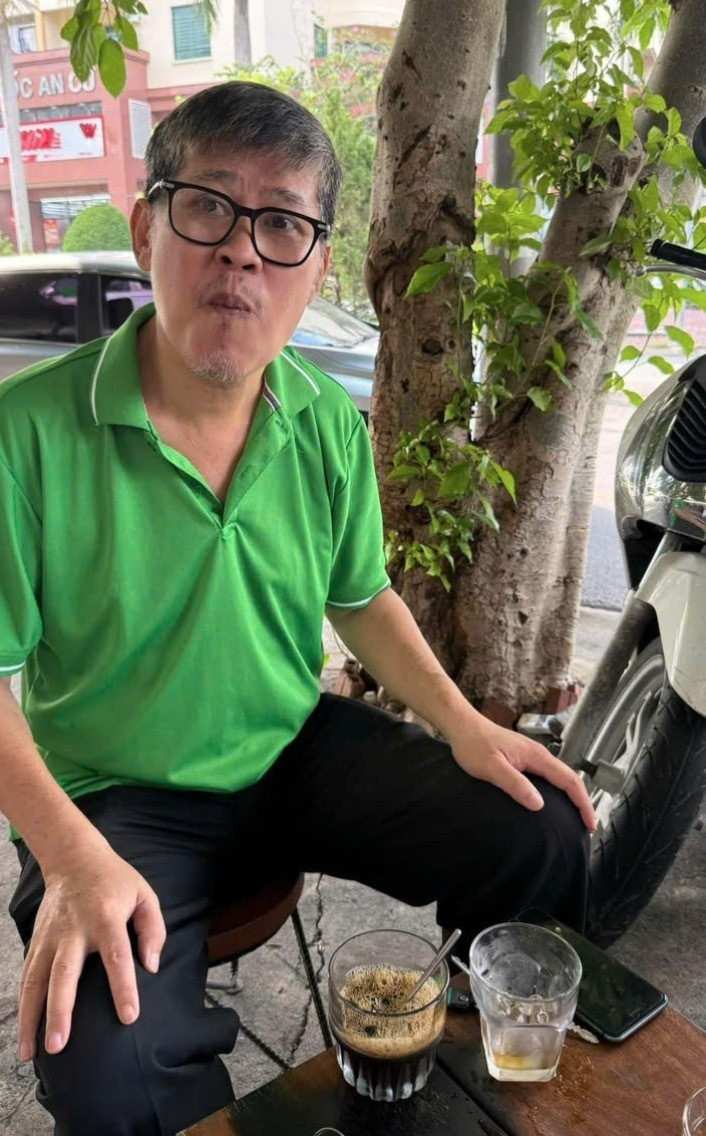 Phước Sang lấy lại thần thái, có thể tự đi uống cà phê sau lần đột quỵ thứ 3.