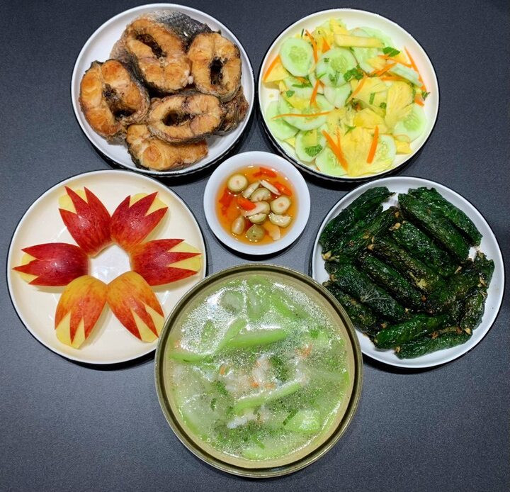 Thực đơn có món cá rán, chả cuốn lá lốt, canh bầu tôm, nộm dứa dưa chuột, tráng miệng bằng táo.