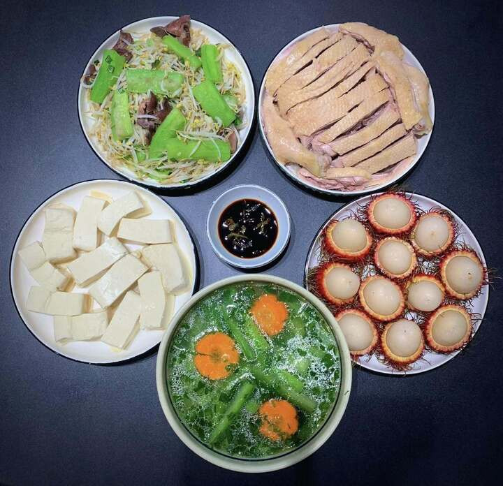 Thịt vịt luộc, lòng vịt xào mướp giá ăn cùng đậu luộc, tráng miệng bằng chôm chôm.