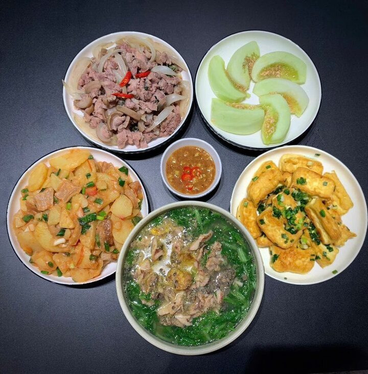 Thực đơn gồm bê hấp tía tô, đậu rán, canh cá rô đồng, khoai tây xào tóp mỡ, dưa lê.