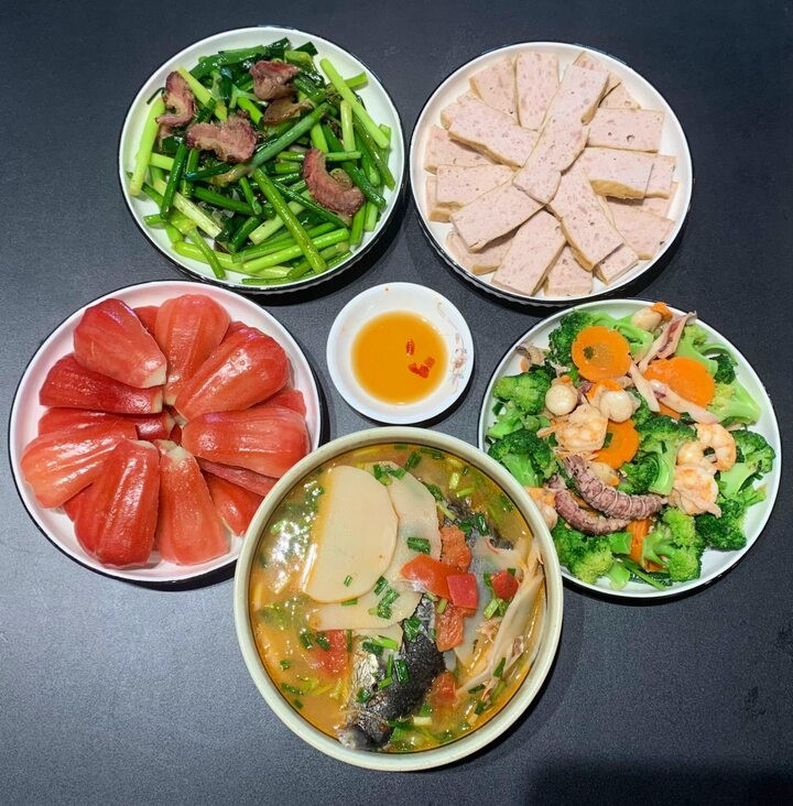 Thực đơn gồm món chả, súp lơ xào hải sản, ngồng tỏi xào thịt gác bếp, canh măng đầu cá và tráng miệng bằng quả roi.