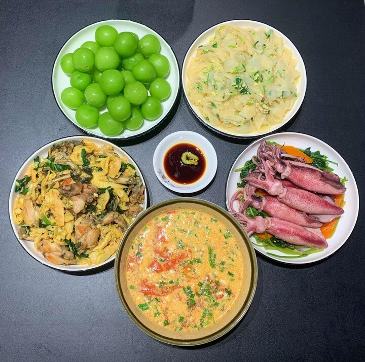 Thực đơn gồm mực luộc, ếch xào măng, củ cải xào trứng, canh trứng cà chua và tráng miệng với nho.