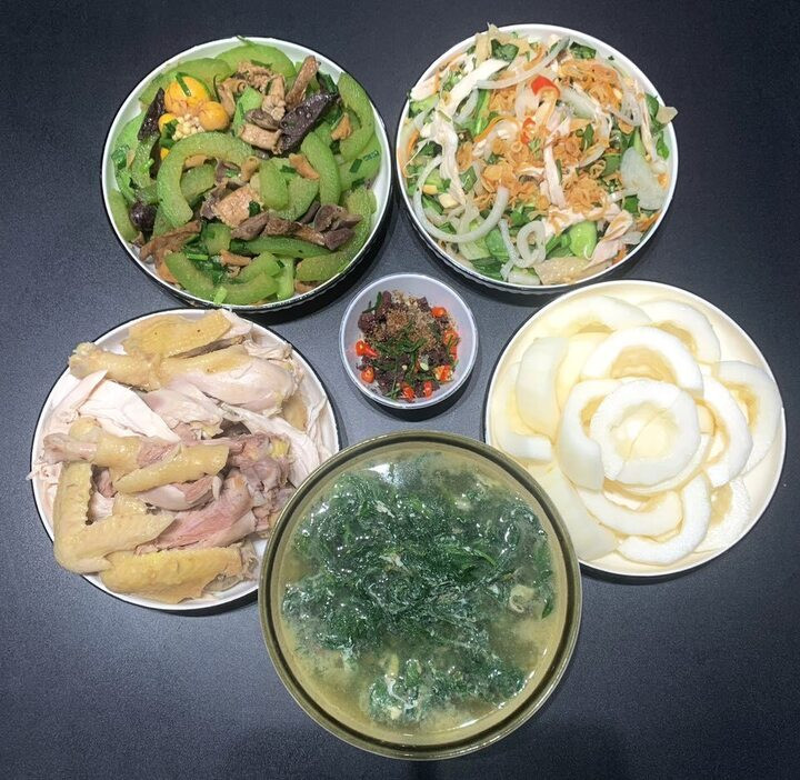 Thực đơn có món gà luộc xé, gỏi gà hành tây dưa chuột, lòng mề xào bí xanh, canh ngải cứu trứng.