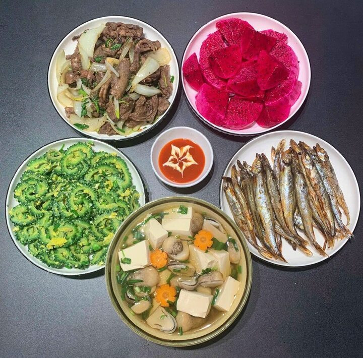 Đổi bữa với món cá trứng nướng chấm tươnh ớt, chim câu xào hành răm, mướp đắng xào thịt, canh đậu nấm, tráng miệng bằng thanh long.