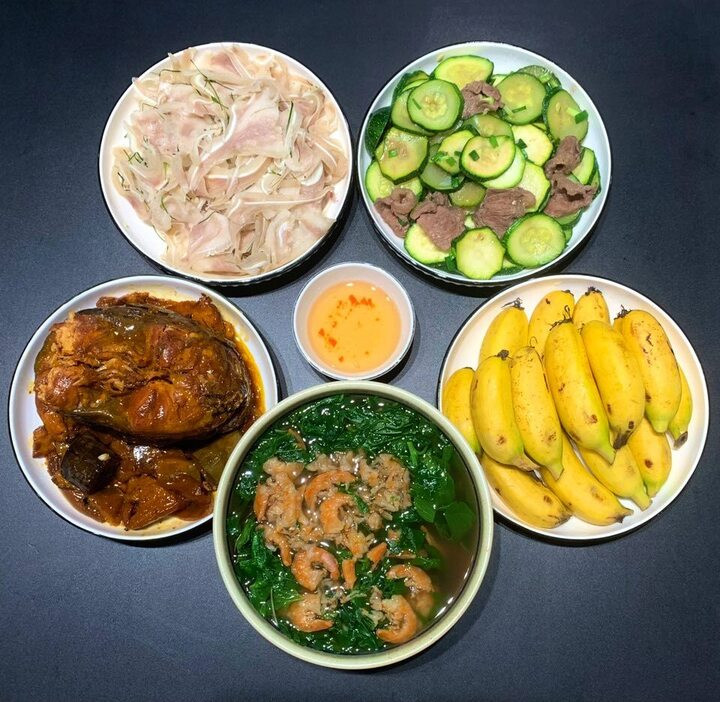 Thực đơn tốn cơm gồm cá kho, tai heo luộc, bí xào thịt, canh tôm và chuối.