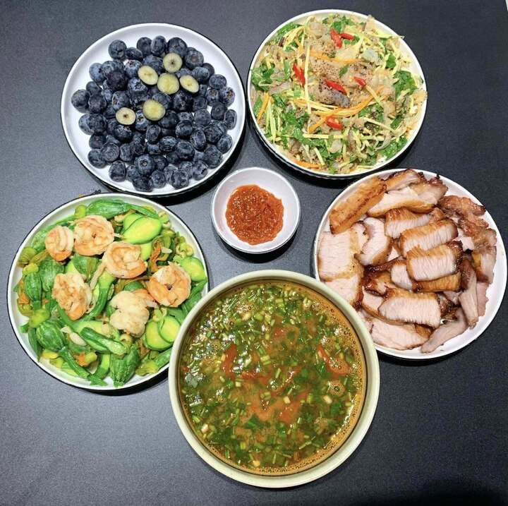 Món chính là thịt nọng nướng, ngoài ra còn có tôm xào rau củ, nộm sứa, canh chua và tráng miệng quả việt quất.