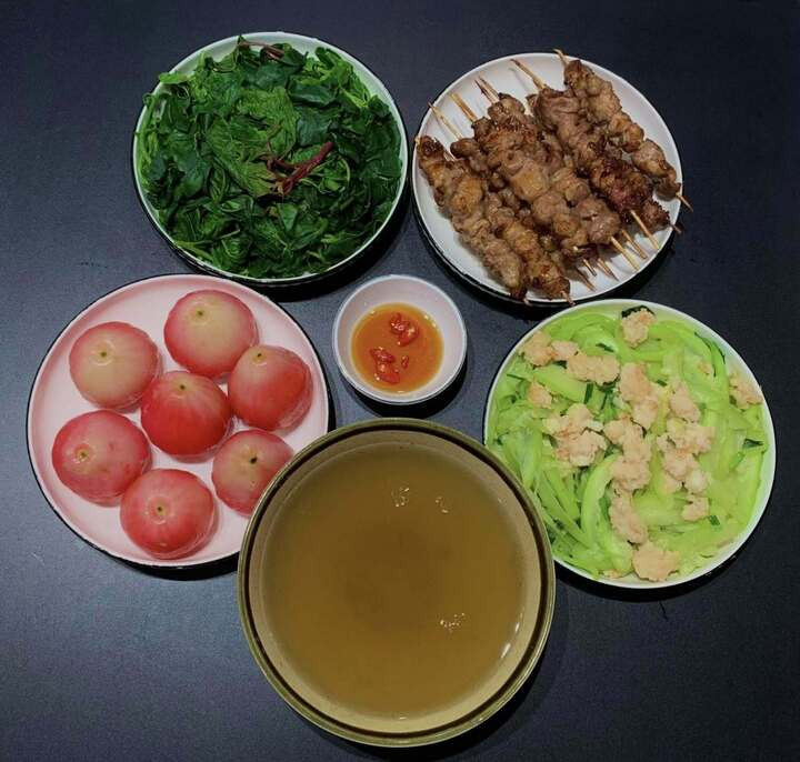 Thịt xiên nướng, bầu xào tôm, canh rau luộc và roi.