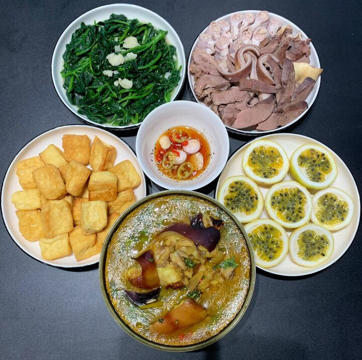 Món chính là lòng lợn luộc và chân giò nấu giả cầy, ăn cùng đậu rán, rau xào, món tráng miệng là chanh leo.