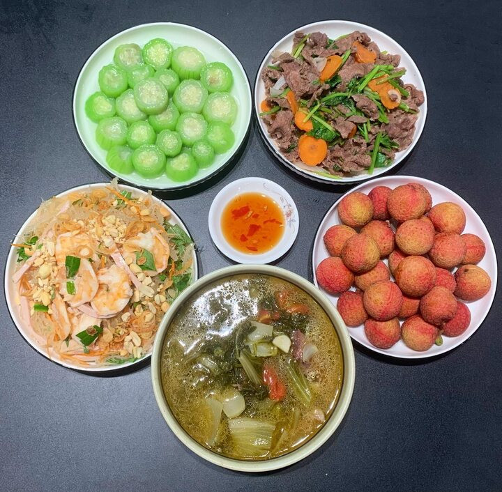 Cải thiện mâm cơm nhà với món gỏi tôm rong sụn, thịt bò xào, mướp luộc, canh dưa chua và vải.