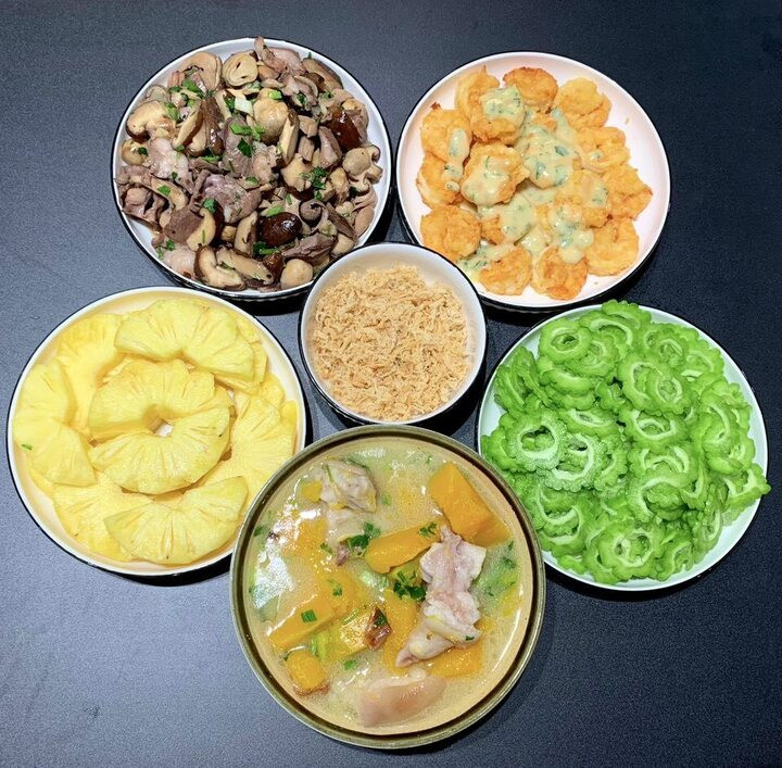 Thực đơn lạ miệng với món tôm sốt mayonaise, nấm xào thịt, canh chân giò bí ngô, mướp đắng ruốc và tráng miệng bằng dứa.