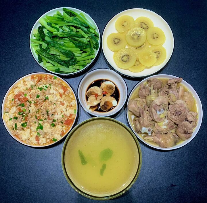 Thịt gà rang, đậu non sốt thịt băm, rau luộc và kiwi tráng miệng.