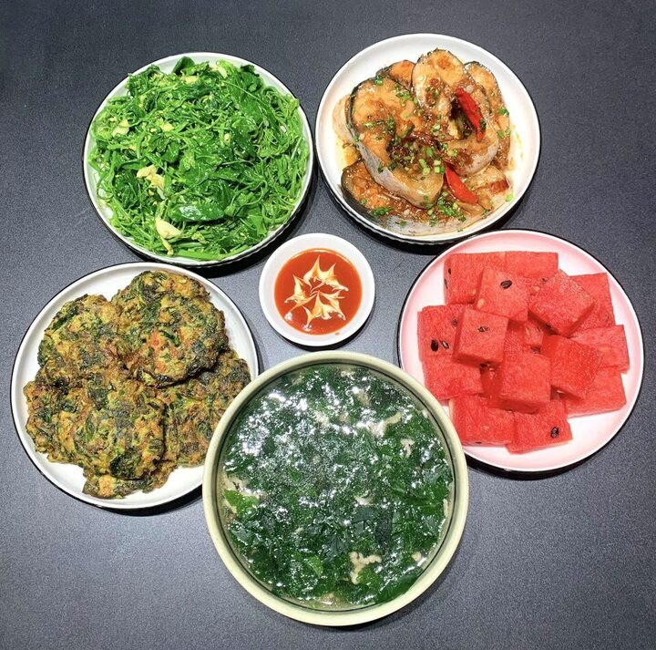 Mâm cơm ngày 30 với món chả rươi, rau bò khai xào trứng, cá sốt và tráng miệng bằng dưa hấu.