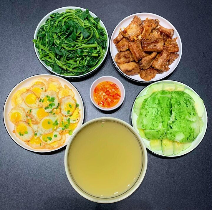 Thực đơn này gồm trứng cút chiên lòng đào, sườn rán, rau muống luộc, món tráng miệng là dưa bở.