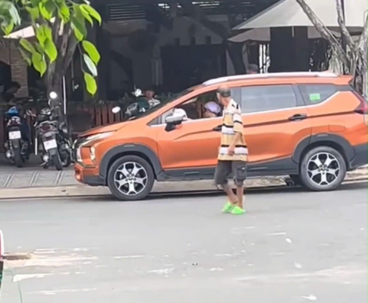 CLIP: Đứng hình với pha lùi xe khó hiểu của một nữ tài xế ở An Giang - Ảnh 1.