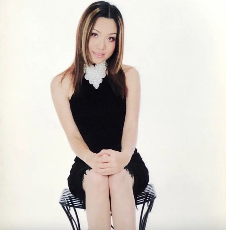 Yến Khoa đổi nghệ danh thành Hoàng Châu để hát dòng nhạc trẻ.