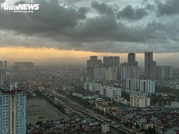 Mưa sầm sập trút xuống khu vực Hà Nội.