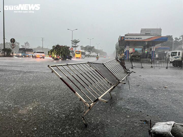 Bầu trời tối sầm, mưa dông ập xuống Hà Nội trước ngày bão Wipha đổ bộ.