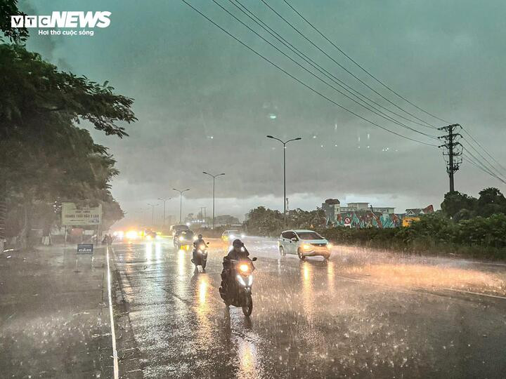 Khu vực Gia Lâm mưa lớn, trời tối đen lúc 16h30.