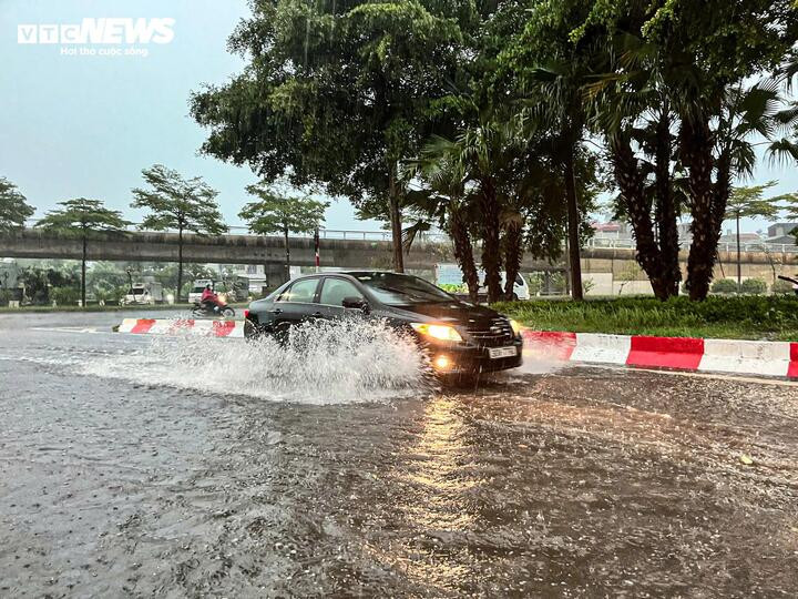 Trận mưa lớn trút xuống khiến nhiều khu vực ở Hà Nội ngập úng.