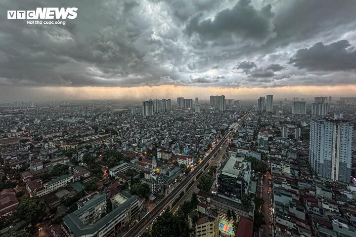 Trời Hà Nội đột ngột tối sầm lúc 16h ngày 19/7.
