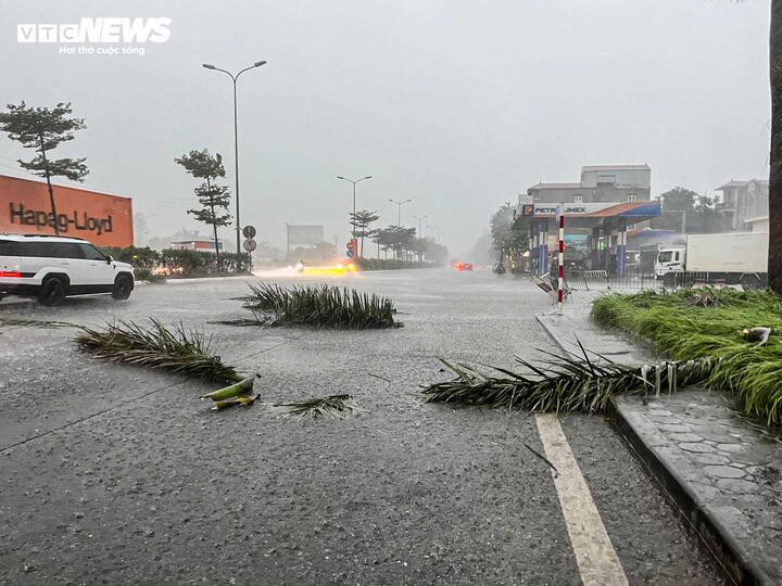 Hà Nội mưa dông, gió giật liên hồi, bầu trời tối đen giữa ban ngày - 6