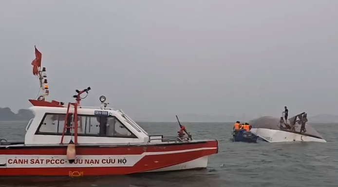 NÓNG: Đắm tàu du lịch chở 53 người trên vịnh Hạ Long - Ảnh 2.