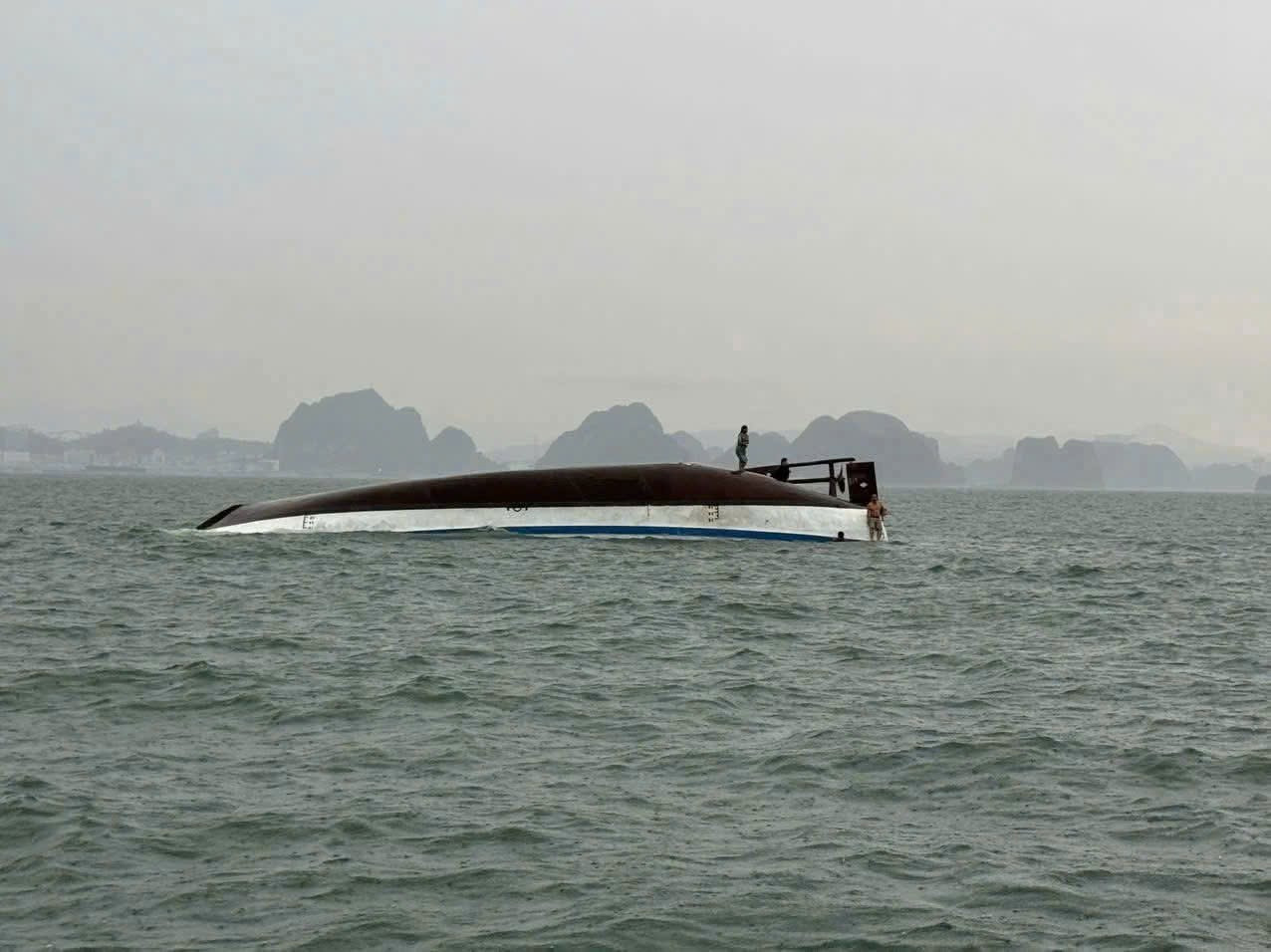 NÓNG: Đắm tàu du lịch chở 53 người trên vịnh Hạ Long - Ảnh 1.