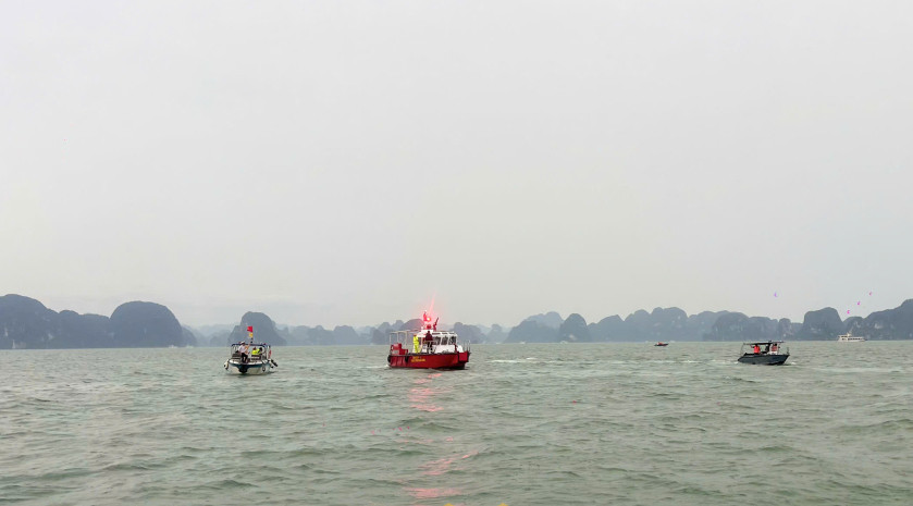 Thông tin vụ đắm tàu du lịch trên Vịnh Hạ Long: Cứu hộ khẩn cấp 48 người - Ảnh 2.